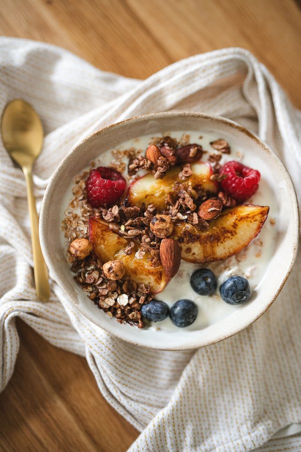 Granola selber machen – auf dem veganen Foodblog verrate ich, wie es geht! Wir bereiten ein Granola mit Schokolade zu, das gesund und lecker ist. Außerdem verrate ich euch, auf welche Frühstücksgerichte ich Granola am liebsten streue.