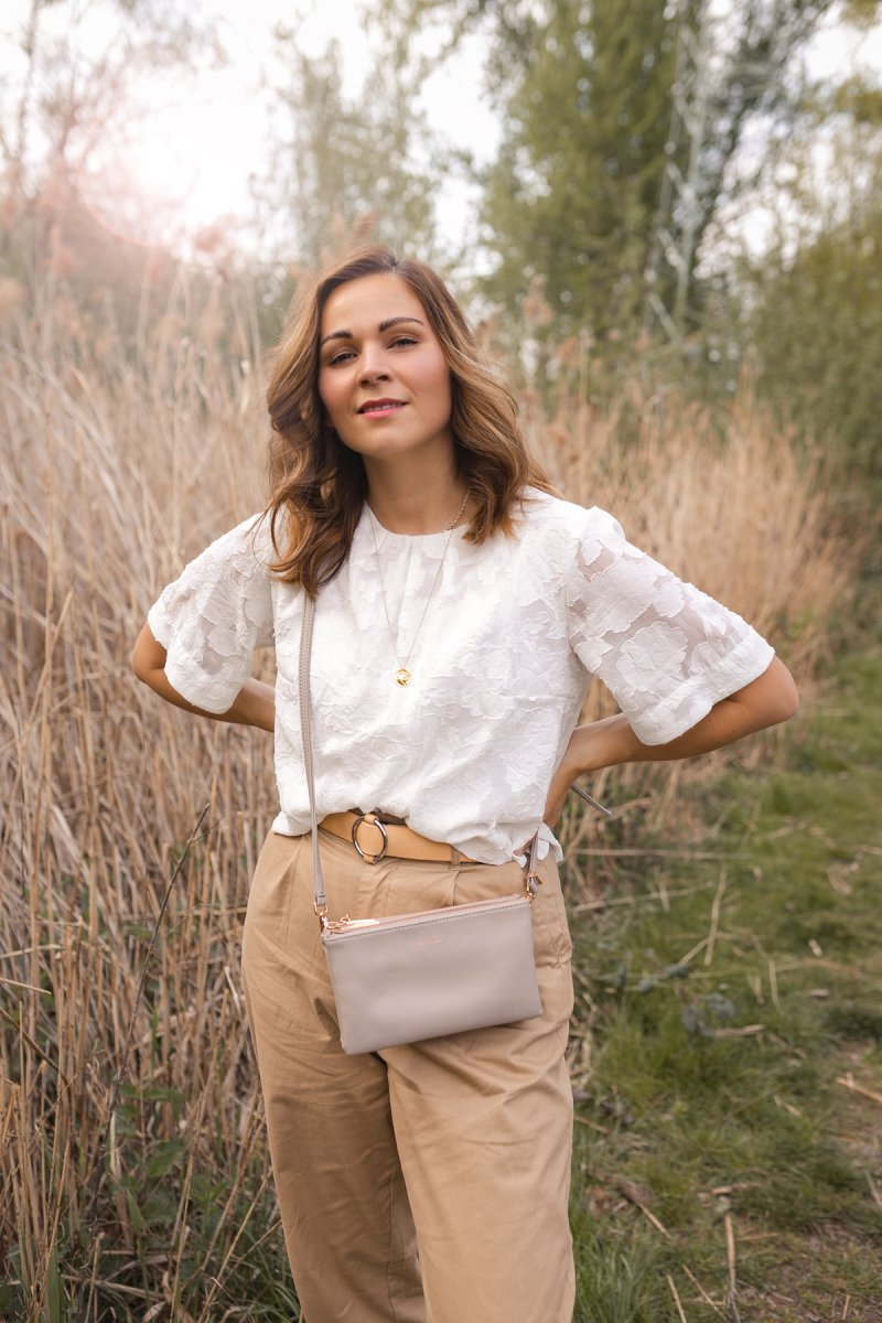 Ein Frühlingsoutfit mit Veja Sneakers, weißem Cardigan und beiger Hose findet ihr auf dem Kleidermaedchen Modeblog. Der casual but chic Look ist wie gemacht für den Alltag. Einfach ein gelungenes Alltagsoutfit, das durch neutrale Töne und Lässigkeit besticht. #beige #mattandnat #casualbutchic #homeoffice #fruehlingsoutfit #alltagsoutfit #veja #sneakers