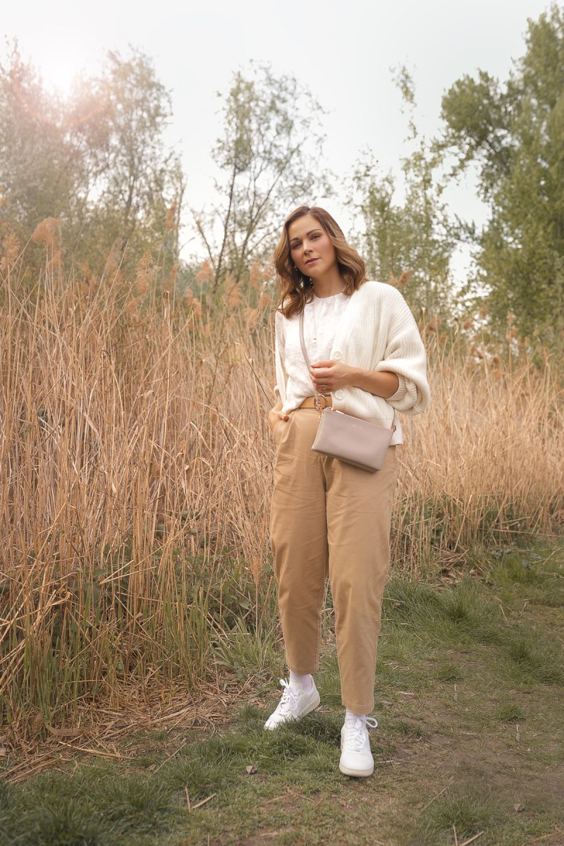 Ein Frühlingsoutfit mit Veja Sneakers, weißem Cardigan und beiger Hose findet ihr auf dem Kleidermaedchen Modeblog. Der casual but chic Look ist wie gemacht für den Alltag. Einfach ein gelungenes Alltagsoutfit, das durch neutrale Töne und Lässigkeit besticht. #beige #mattandnat #casualbutchic #homeoffice #fruehlingsoutfit #alltagsoutfit #veja #sneakers