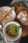 #Vegane #Zucchini #Suppe mit selbstgebackenem Brot und Kräuterbutter. Auf dem #Foodblog bereiten wir eine leichte Suppe zu, die auch an heißen Sommertagen lecker schmeckt. Das Rezept findet ihr auf www.kleidermaedchen.de