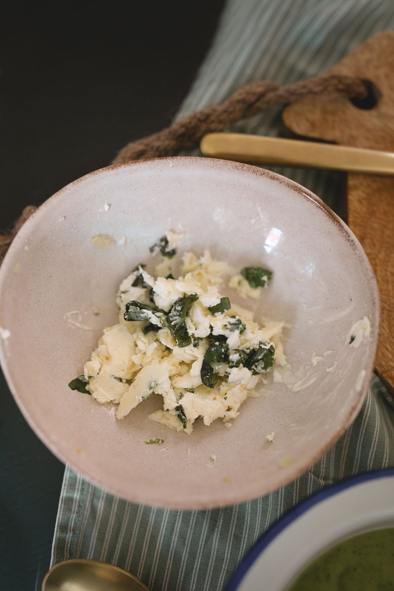 #Vegane #Zucchini #Suppe mit selbstgebackenem Brot und Kräuterbutter. Auf dem #Foodblog bereiten wir eine leichte Suppe zu, die auch an heißen Sommertagen lecker schmeckt. Das Rezept findet ihr auf www.kleidermaedchen.de