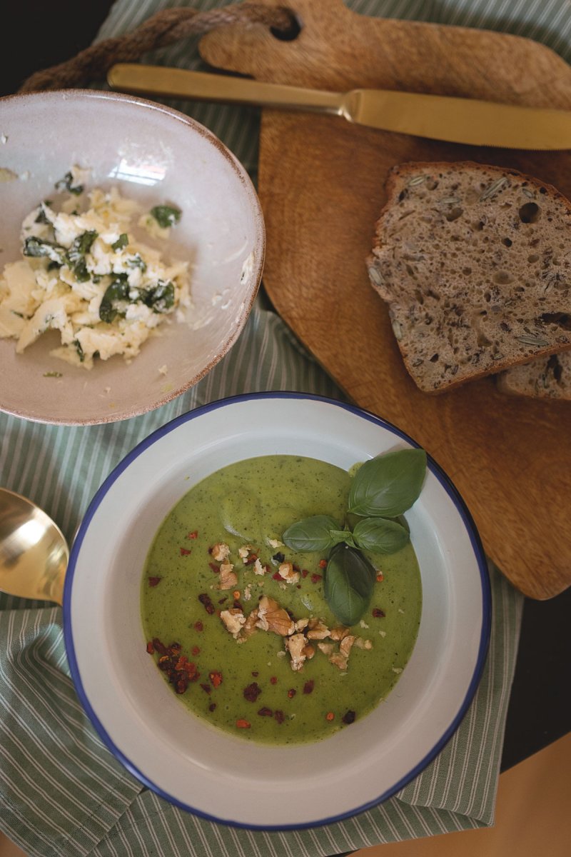 #Vegane #Zucchini #Suppe mit selbstgebackenem Brot und Kräuterbutter. Auf dem #Foodblog bereiten wir eine leichte Suppe zu, die auch an heißen Sommertagen lecker schmeckt. Das Rezept findet ihr auf www.kleidermaedchen.de