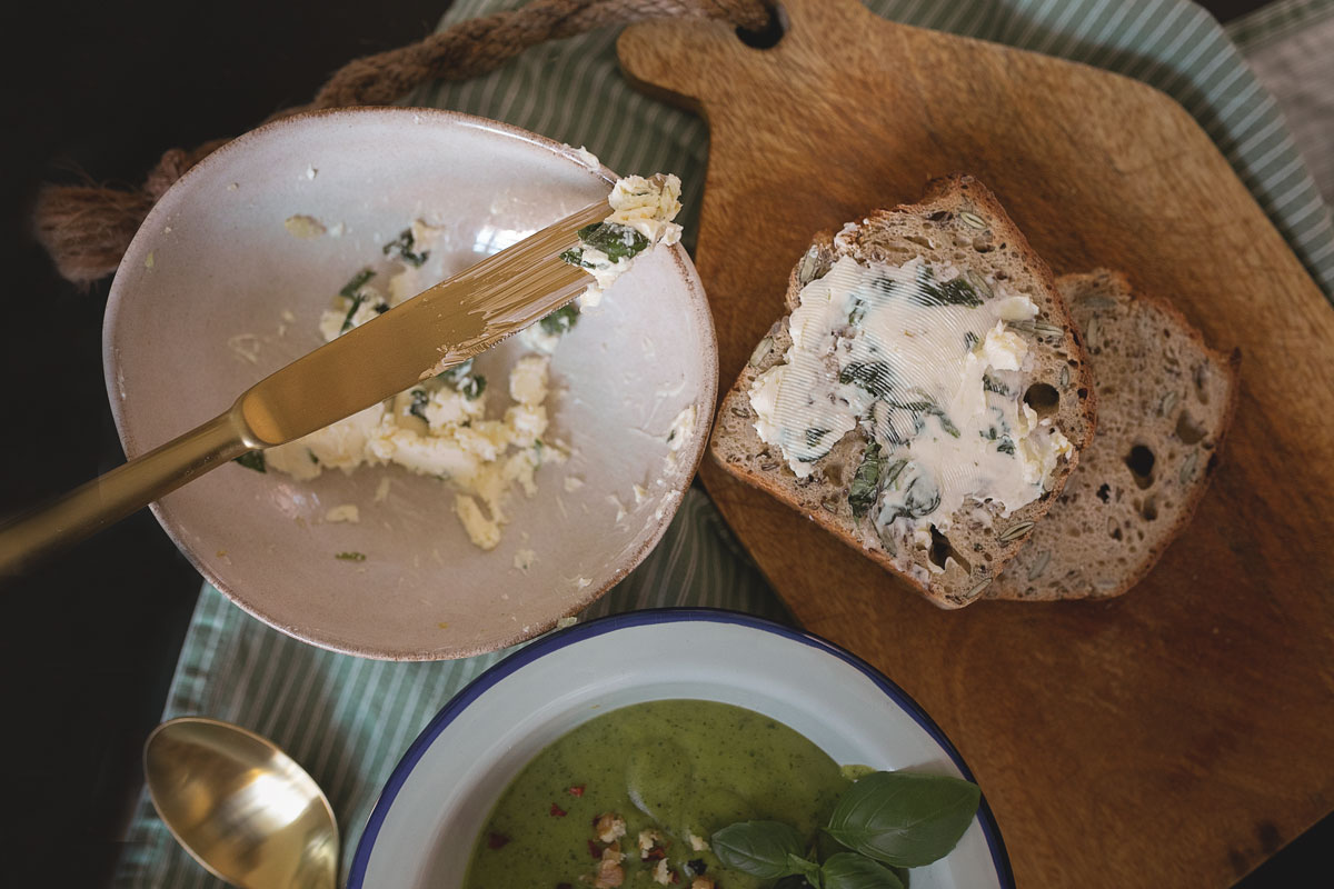 #Vegane #Zucchini #Suppe mit selbstgebackenem Brot und Kräuterbutter. Auf dem #Foodblog bereiten wir eine leichte Suppe zu, die auch an heißen Sommertagen lecker schmeckt. Das Rezept findet ihr auf www.kleidermaedchen.de