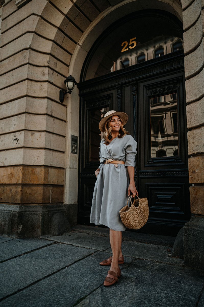 Mein Herbstoutfit mit Leinenkleid von We Bandit. Ich zeige euch ein Kleid in Midilänge, das perfekt in die Herbstzeit passt. Wie ich es kombiniert habe und warum ich den Fokus aus Fair Fashion lege, verrate ich euch auf dem Kleidermädchen Modeblog. #webandits #midikleid #sommeroutfit #herbstoutfit #cardigan #otherstories #stellamccartney #hut #whatfor #slippers