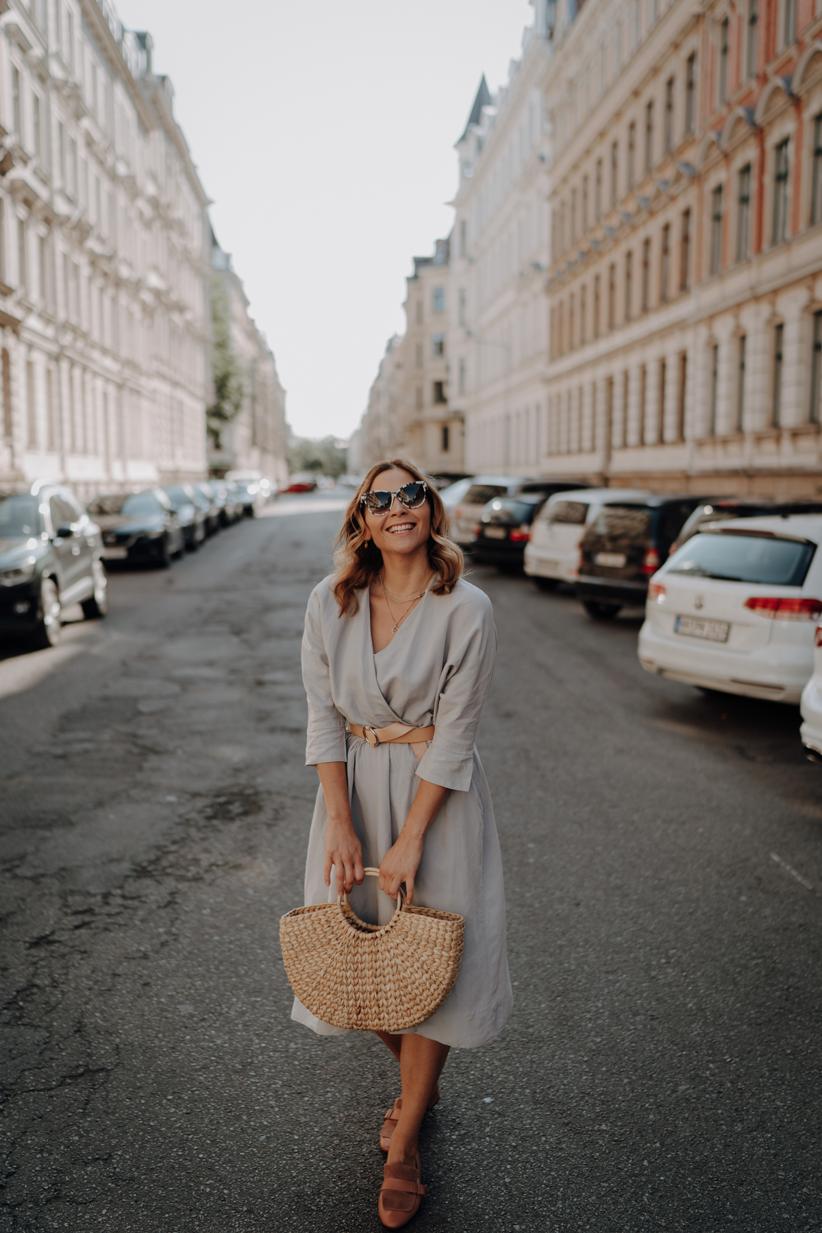 Mein Herbstoutfit mit Leinenkleid von We Bandit. Ich zeige euch ein Kleid in Midilänge, das perfekt in die Herbstzeit passt. Wie ich es kombiniert habe und warum ich den Fokus aus Fair Fashion lege, verrate ich euch auf dem Kleidermädchen Modeblog. #webandits #midikleid #sommeroutfit #herbstoutfit #cardigan #otherstories #stellamccartney #hut #whatfor #slippers