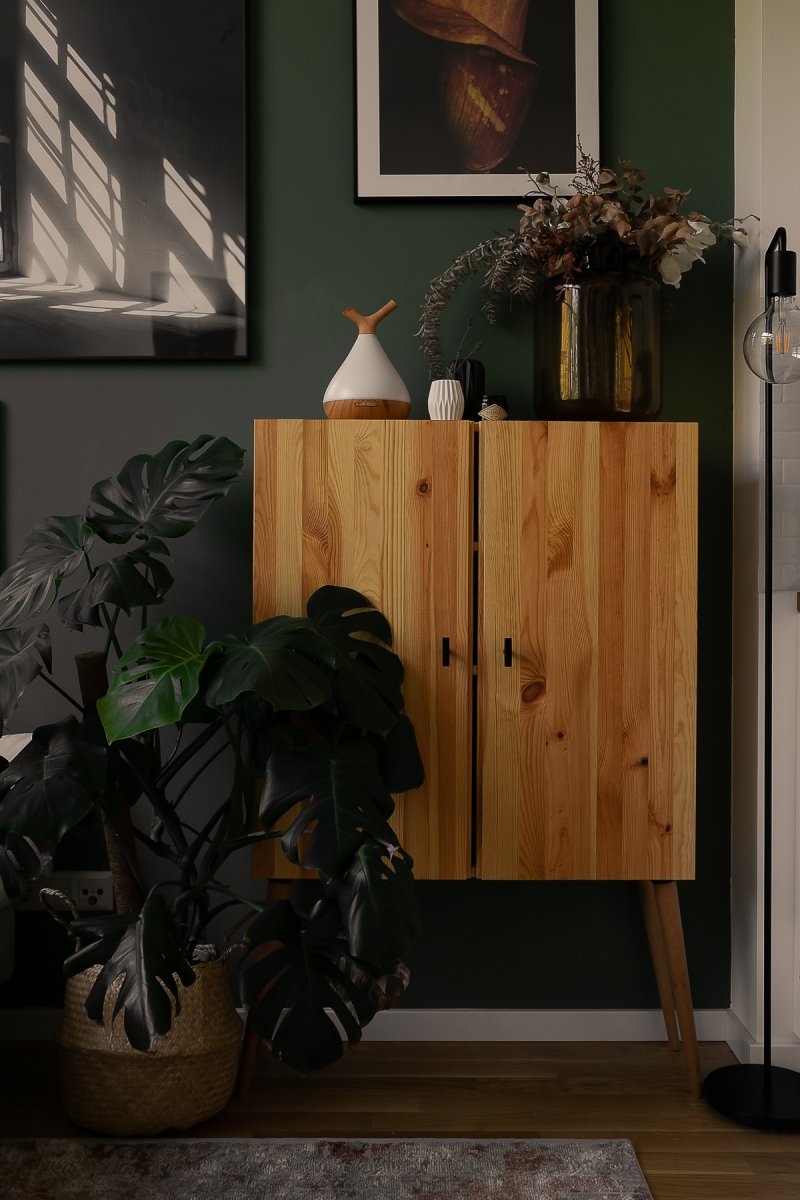 IKEA-Hack für das Wohnzimmer! Auf dem Interiorblog zeige ich euch, wie ich einen günstigen Hochschrank gebaut habe im topmodischen Retrodesign. Die Schritt für Schritt Anleitung findet ihr auf www.kleidermaedchen.de #Wohnzimmer #retro #IKEA #Ikeaivar #DIY #interiorblog #retroschrank #hochschrank