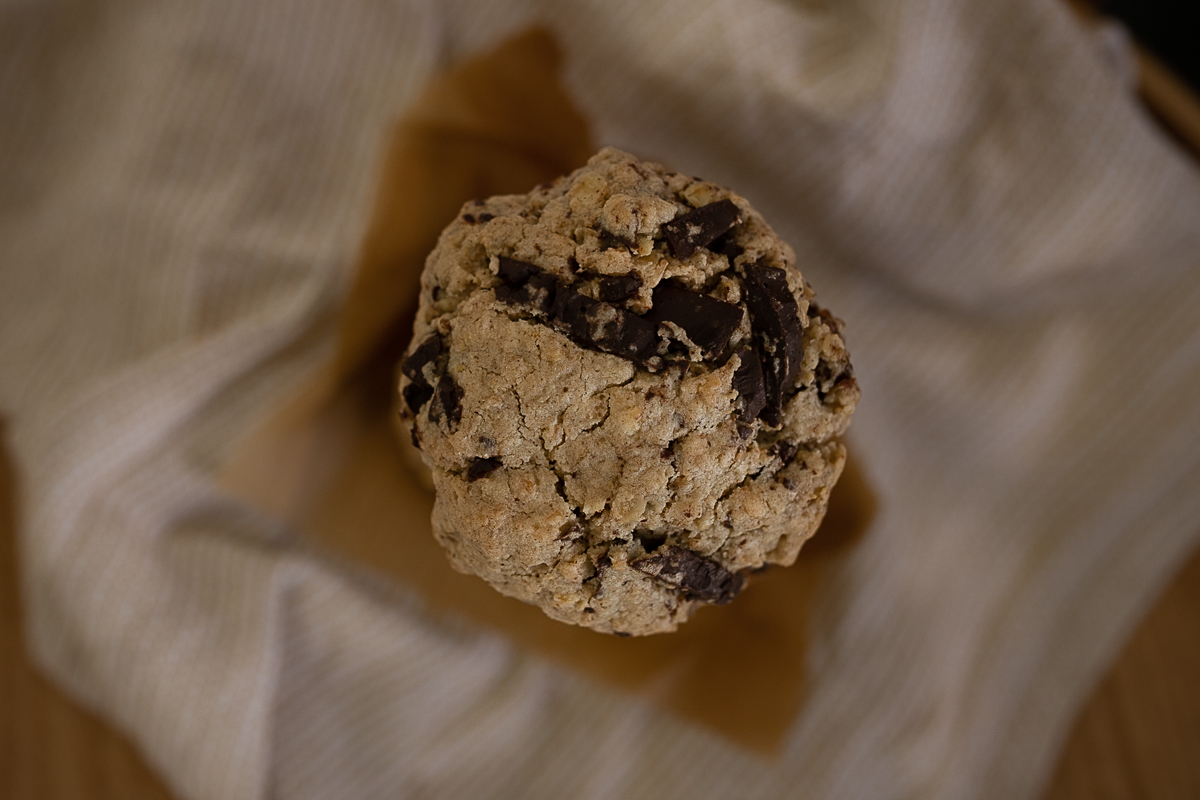 #vegane #cookies mit #medjooldatteln ohne Zucker. Auf dem #Foodblog bereiten wir leckere Cookies zu, die perfekt sind, um sich auf dem Sofa einzukuscheln und zu genießen. Das Rezept findet ihr auf www.kleidermaedchen.de