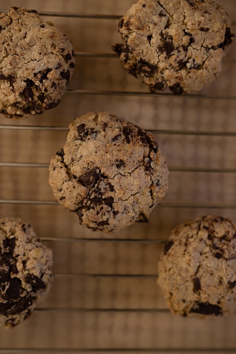 #vegane #cookies mit #medjooldatteln ohne Zucker. Auf dem #Foodblog bereiten wir leckere Cookies zu, die perfekt sind, um sich auf dem Sofa einzukuscheln und zu genießen. Das Rezept findet ihr auf www.kleidermaedchen.de