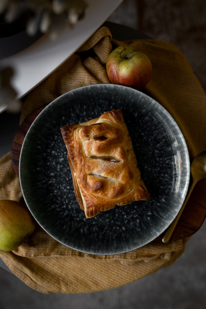 #vegane #Blätterteigtaschen mit #Apfel #Zimt Füllung. Auf dem #Foodblog bereiten wir leckere Apfeltaschen zu, die genau das Richtige für die gemütliche Adventszeit sind. Das Rezept findet ihr auf www.kleidermaedchen.de