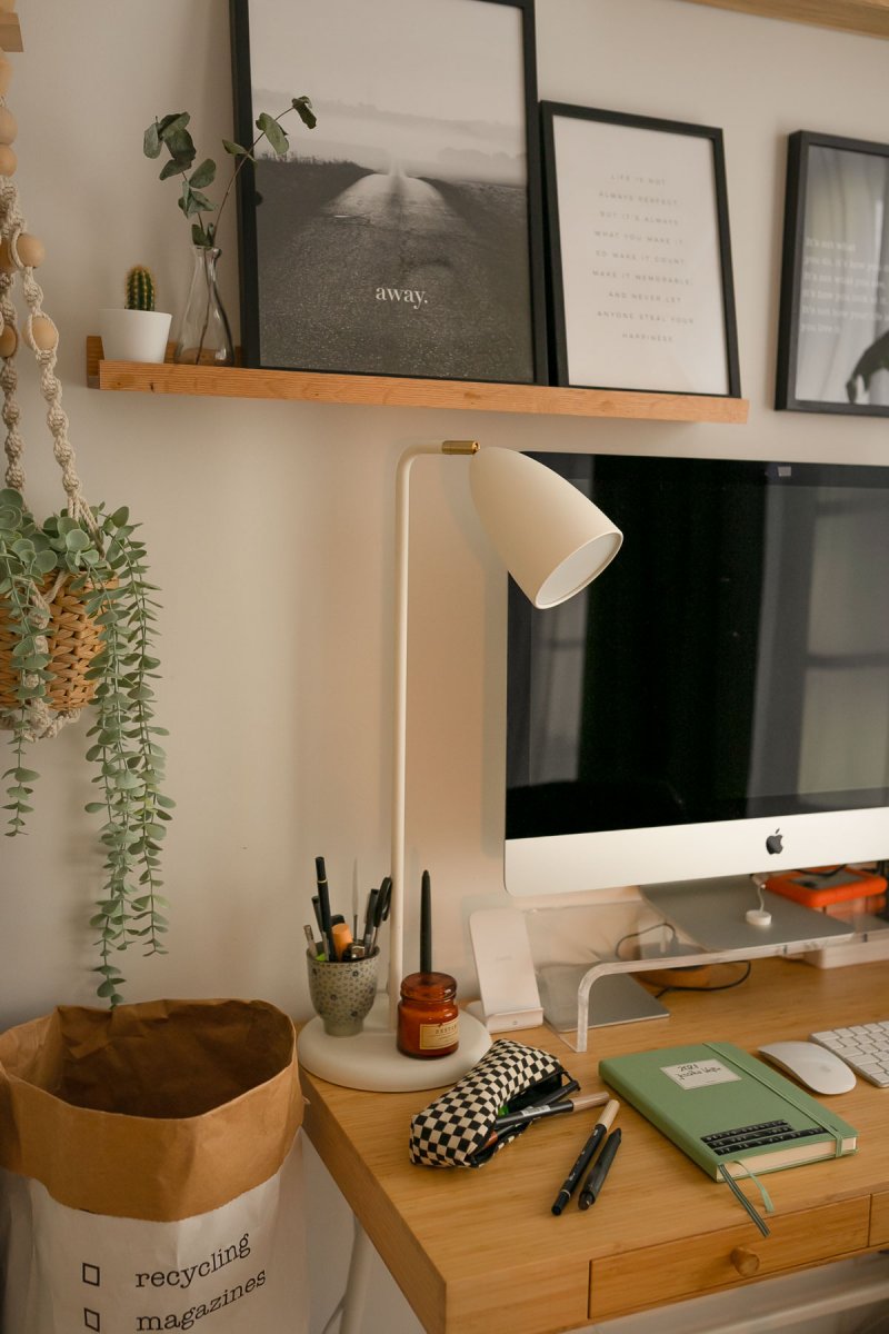 Homeoffice im Schlafzimmer einrichten. Auf dem Interiorblog zeige ich euch, wie ich meinen Arbeitsplatz in das Schlafzimmer integriert habe. Außerdem gebe ich euch Tipps, was ihr beim Einrichten eures Arbeitsplatzes im Homeoffice beachten solltet. | www.kleidermaedchen.de