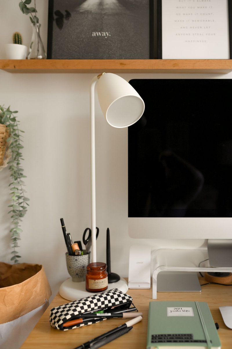 Homeoffice im Schlafzimmer einrichten. Auf dem Interiorblog zeige ich euch, wie ich meinen Arbeitsplatz in das Schlafzimmer integriert habe. Außerdem gebe ich euch Tipps, was ihr beim Einrichten eures Arbeitsplatzes im Homeoffice beachten solltet. | www.kleidermaedchen.de