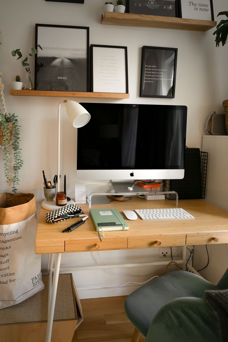 Homeoffice im Schlafzimmer einrichten. Auf dem Interiorblog zeige ich euch, wie ich meinen Arbeitsplatz in das Schlafzimmer integriert habe. Außerdem gebe ich euch Tipps, was ihr beim Einrichten eures Arbeitsplatzes im Homeoffice beachten solltet. | www.kleidermaedchen.de