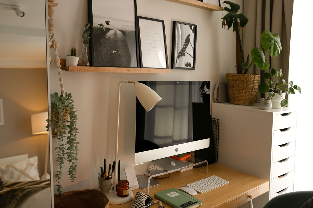 Homeoffice im Schlafzimmer einrichten. Auf dem Interiorblog zeige ich euch, wie ich meinen Arbeitsplatz in das Schlafzimmer integriert habe. Außerdem gebe ich euch Tipps, was ihr beim Einrichten eures Arbeitsplatzes im Homeoffice beachten solltet. | www.kleidermaedchen.de