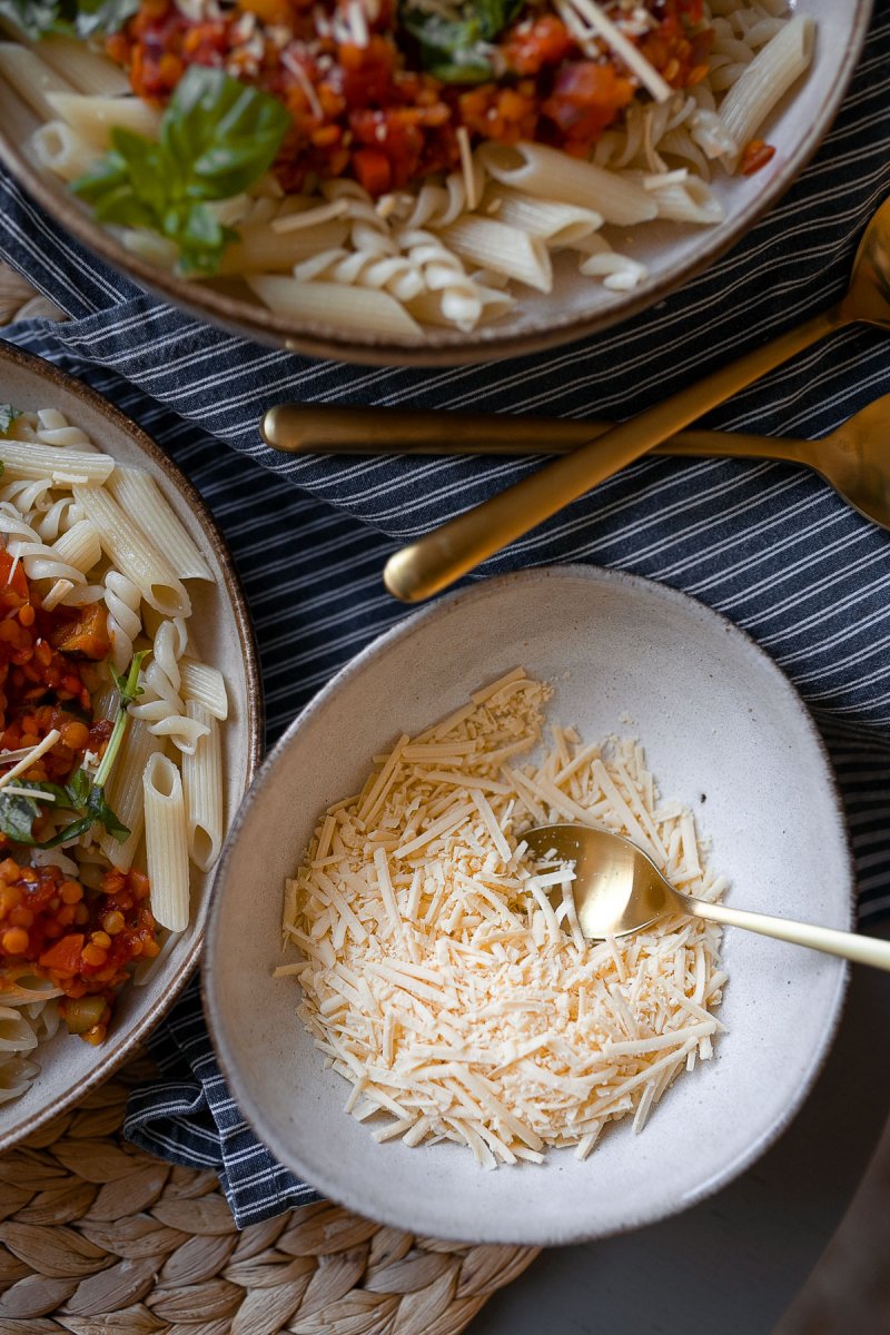 Vegane Linsen Bolognese mit Dinkel-Fusilli - dieses gesunde Gericht kochen wir zusammen auf dem Food- und Lifestyleblog. Ein leckeres Rezept, das in nur wenigen Schritten zubereitet ist. | www.kleidermaedchen.de