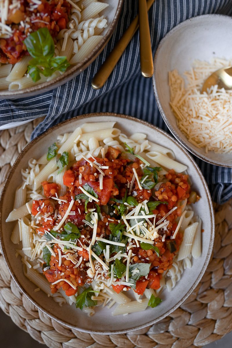 Vegane Linsen Bolognese mit Dinkel-Fusilli - dieses gesunde Gericht kochen wir zusammen auf dem Food- und Lifestyleblog. Ein leckeres Rezept, das in nur wenigen Schritten zubereitet ist. | www.kleidermaedchen.de