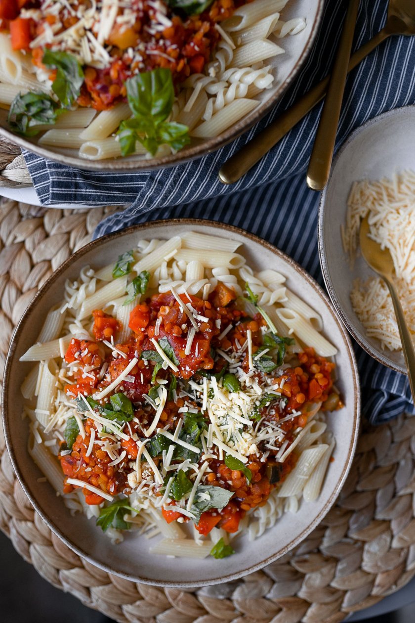 Vegane Linsen Bolognese mit Dinkel-Fusilli - dieses gesunde Gericht kochen wir zusammen auf dem Food- und Lifestyleblog. Ein leckeres Rezept, das in nur wenigen Schritten zubereitet ist. | www.kleidermaedchen.de