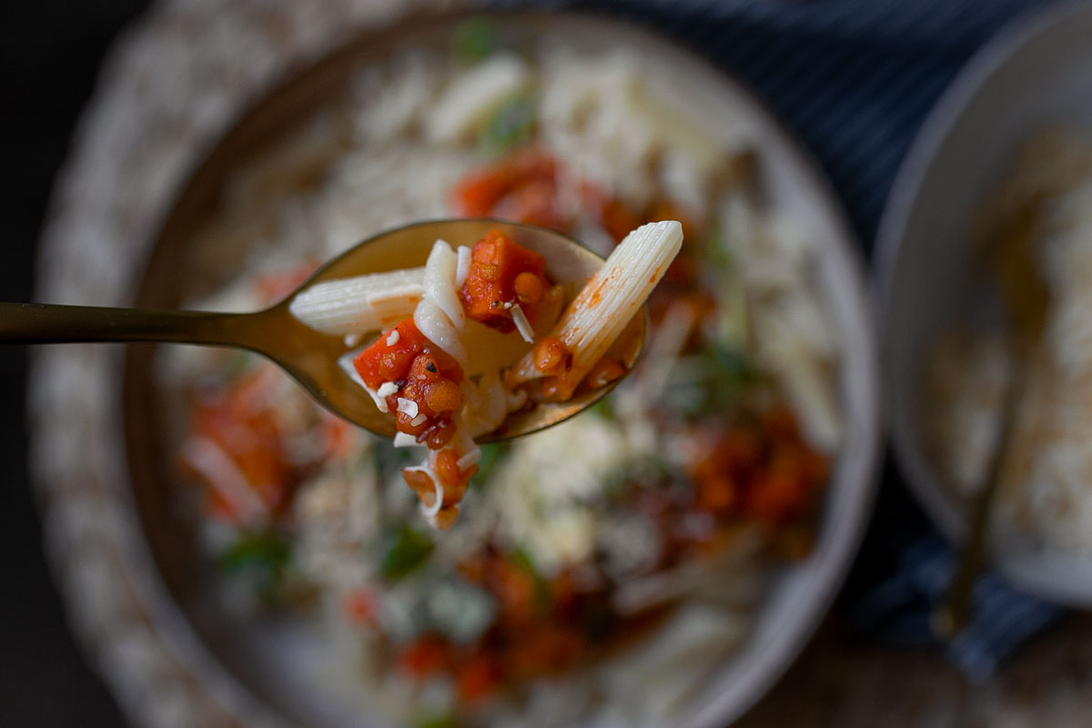 Vegane Linsen Bolognese mit Dinkel-Fusilli - dieses gesunde Gericht kochen wir zusammen auf dem Food- und Lifestyleblog. Ein leckeres Rezept, das in nur wenigen Schritten zubereitet ist. | www.kleidermaedchen.de