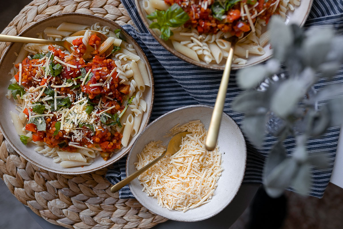 Vegane Linsen Bolognese mit Dinkel-Fusilli - dieses gesunde Gericht kochen wir zusammen auf dem Food- und Lifestyleblog. Ein leckeres Rezept, das in nur wenigen Schritten zubereitet ist. | www.kleidermaedchen.de