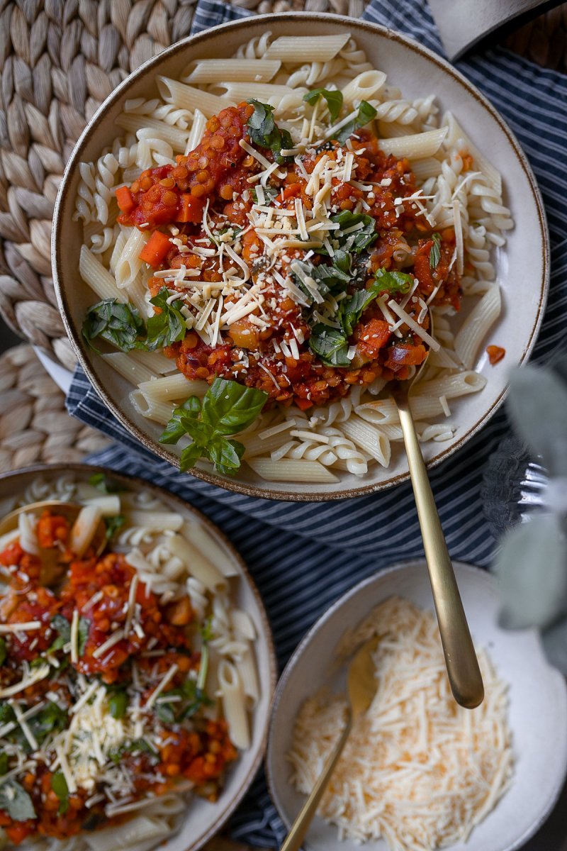 Vegane Linsen Bolognese mit Dinkel-Fusilli - dieses gesunde Gericht kochen wir zusammen auf dem Food- und Lifestyleblog. Ein leckeres Rezept, das in nur wenigen Schritten zubereitet ist. | www.kleidermaedchen.de