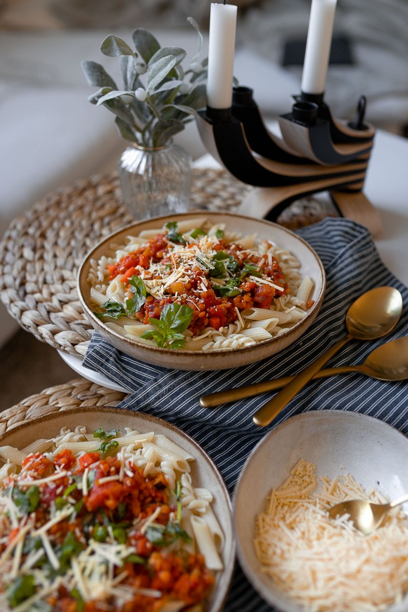 Vegane Linsen Bolognese mit Dinkel-Fusilli - dieses gesunde Gericht kochen wir zusammen auf dem Food- und Lifestyleblog. Ein leckeres Rezept, das in nur wenigen Schritten zubereitet ist. | www.kleidermaedchen.de