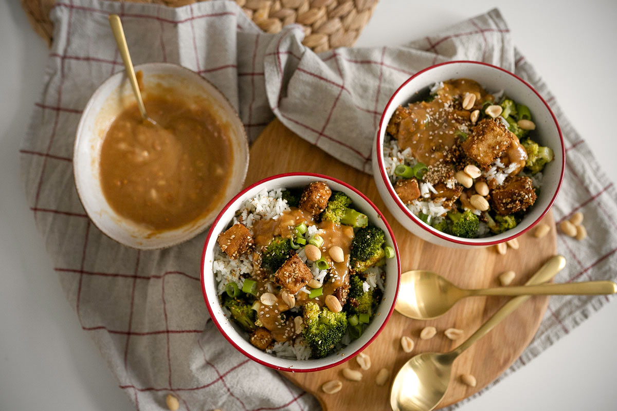 Vegane Reis-Bowl mit gebratenem Tofu und Sesam-Erdnuss-Sauce bereiten wir auf dem Foodblog zu. Das gesunde Rezept ist im Nu zubereitet und genau das Richtige für Liebhaber der asiatischen Küche. Ein leichtes Rezept auch ideal zum Abnehmen | www.kleidermaedchen.de