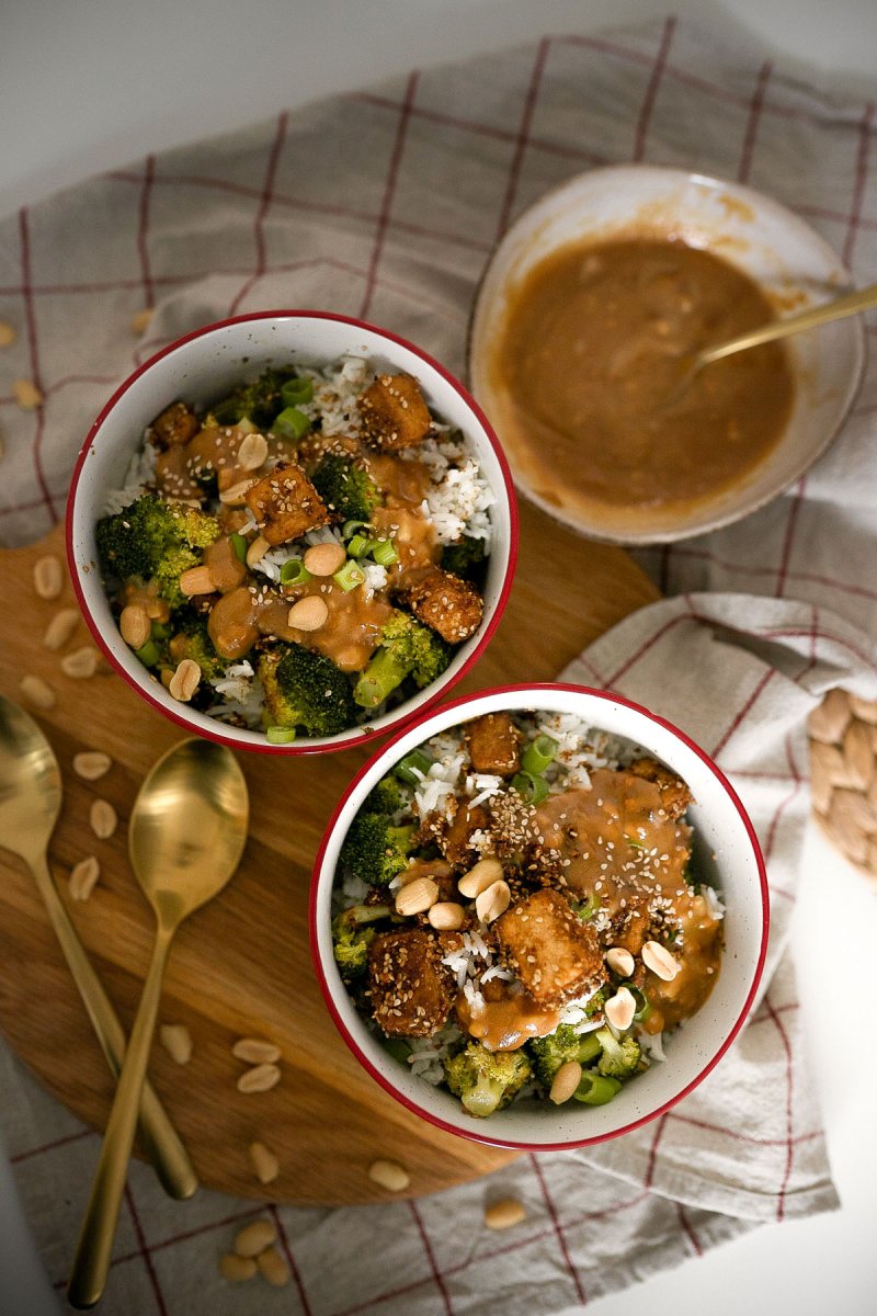 Vegane Reis-Bowl mit gebratenem Tofu und Sesam-Erdnuss-Sauce bereiten wir auf dem Foodblog zu. Das gesunde Rezept ist im Nu zubereitet und genau das Richtige für Liebhaber der asiatischen Küche. Ein leichtes Rezept auch ideal zum Abnehmen | www.kleidermaedchen.de