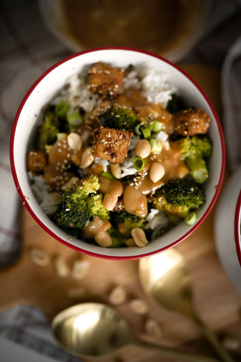 Vegane Reis-Bowl mit gebratenem Tofu und Sesam-Erdnuss-Sauce bereiten wir auf dem Foodblog zu. Das gesunde Rezept ist im Nu zubereitet und genau das Richtige für Liebhaber der asiatischen Küche. Ein leichtes Rezept auch ideal zum Abnehmen | www.kleidermaedchen.de