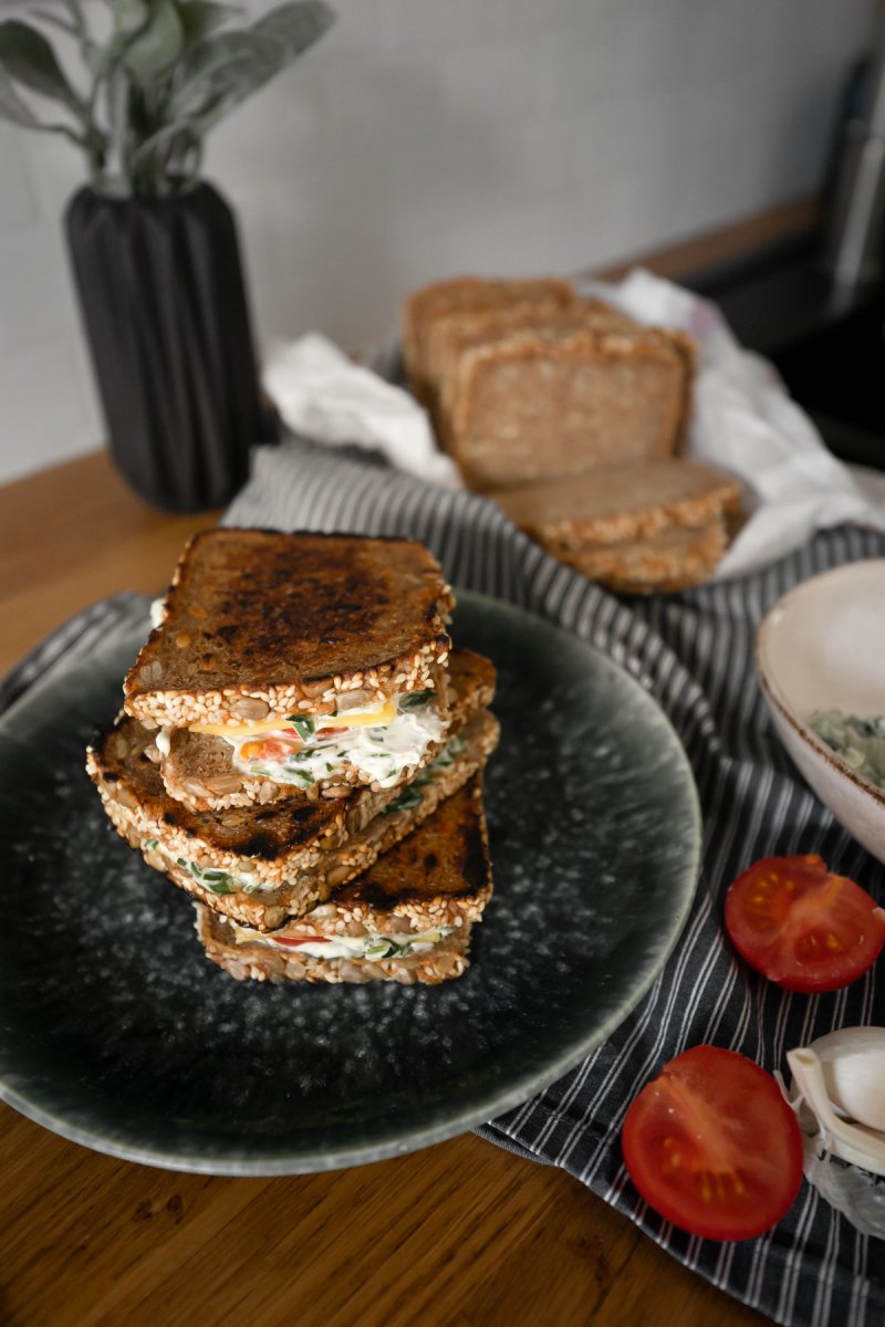 Gegrilltes Pfannenbrot mit Basilikum-Frischkäse-Creme und veganem Käse - ein schneller Snack, der sowohl zu Salat als auch als to go Gericht eine perfekte Figur macht. Ein leichtes und schnelles Rezept zum Genießen. | www.kleidermaedchen.de