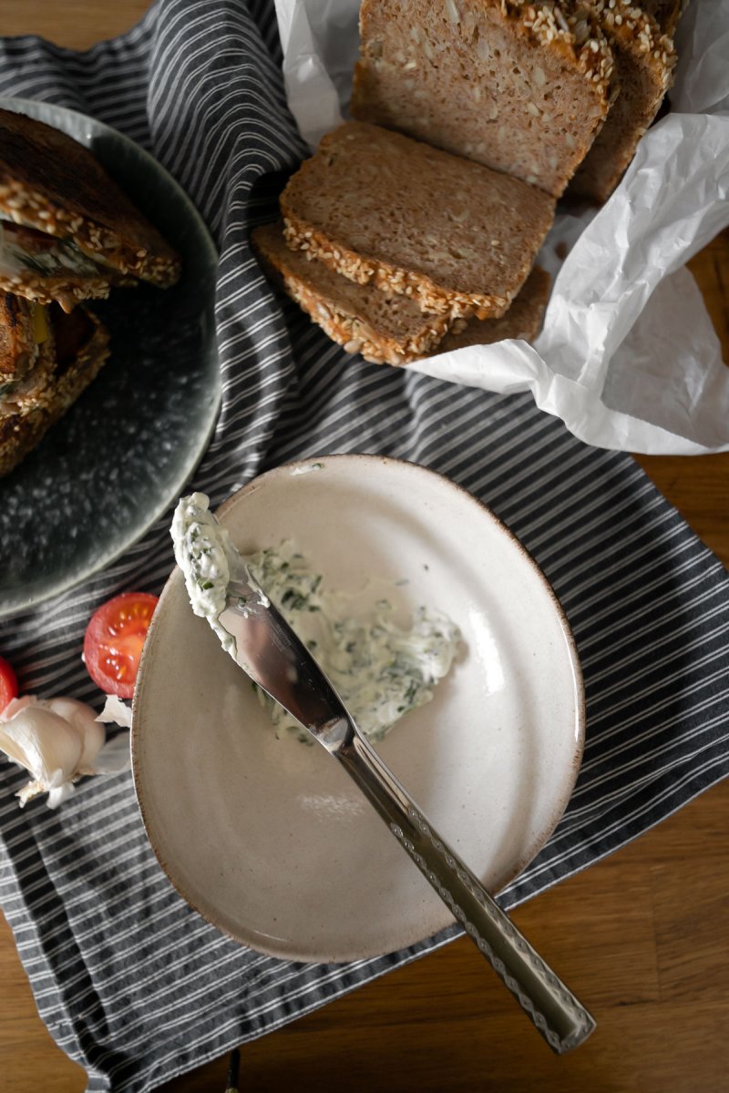 Gegrilltes Pfannenbrot mit Basilikum-Frischkäse-Creme und veganem Käse - ein schneller Snack, der sowohl zu Salat als auch als to go Gericht eine perfekte Figur macht. Ein leichtes und schnelles Rezept zum Genießen. | www.kleidermaedchen.de