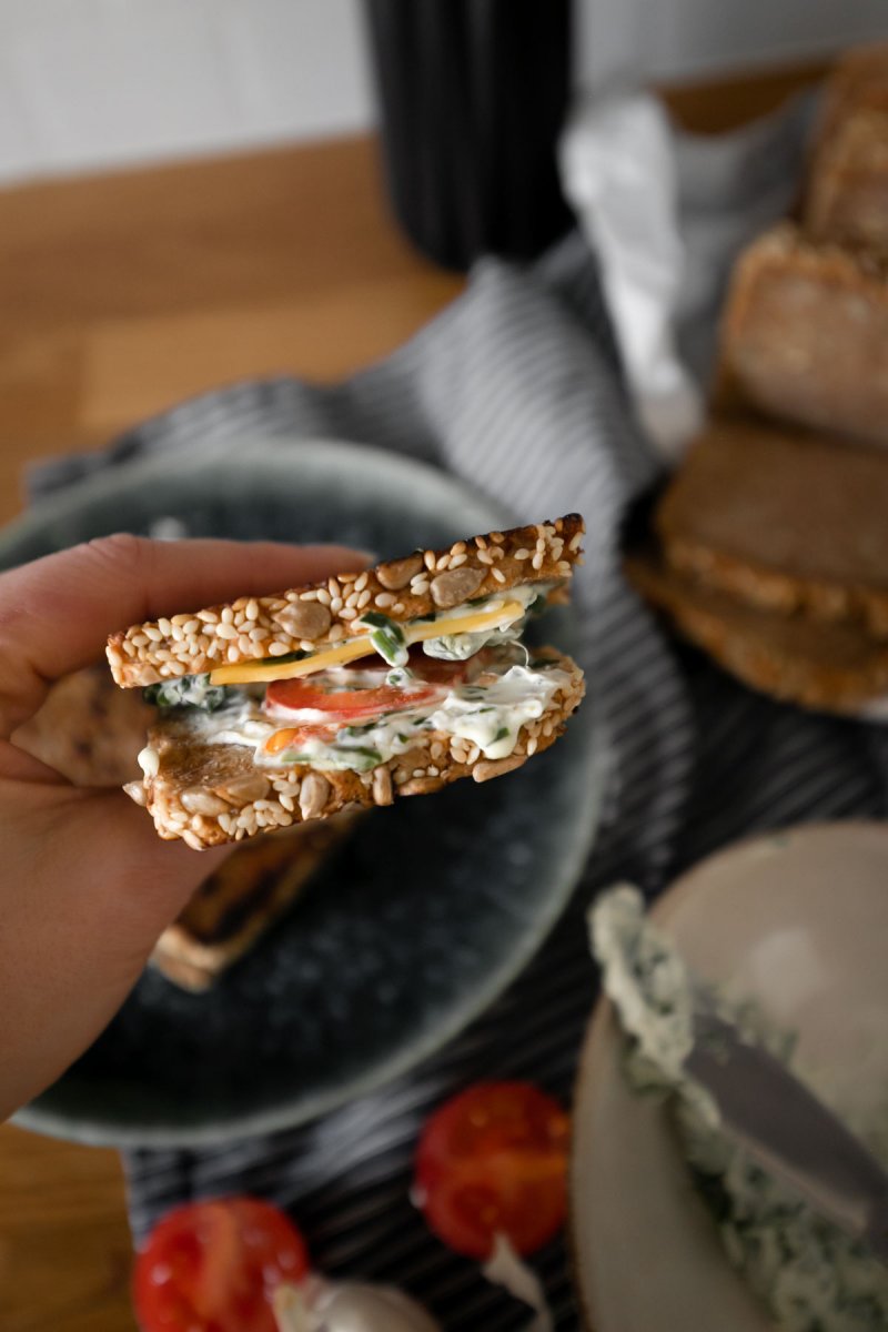 Gegrilltes Pfannenbrot mit Basilikum-Frischkäse-Creme und veganem Käse - ein schneller Snack, der sowohl zu Salat als auch als to go Gericht eine perfekte Figur macht. Ein leichtes und schnelles Rezept zum Genießen. | www.kleidermaedchen.de