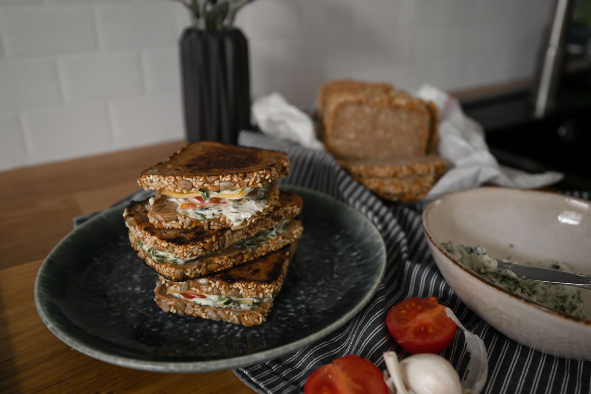 Gegrilltes Pfannenbrot mit Basilikum-Frischkäse-Creme und veganem Käse - ein schneller Snack, der sowohl zu Salat als auch als to go Gericht eine perfekte Figur macht. Ein leichtes und schnelles Rezept zum Genießen. | www.kleidermaedchen.de