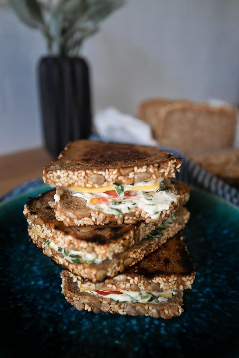 Gegrilltes Pfannenbrot mit Basilikum-Frischkäse-Creme und veganem Käse - ein schneller Snack, der sowohl zu Salat als auch als to go Gericht eine perfekte Figur macht. Ein leichtes und schnelles Rezept zum Genießen. | www.kleidermaedchen.de