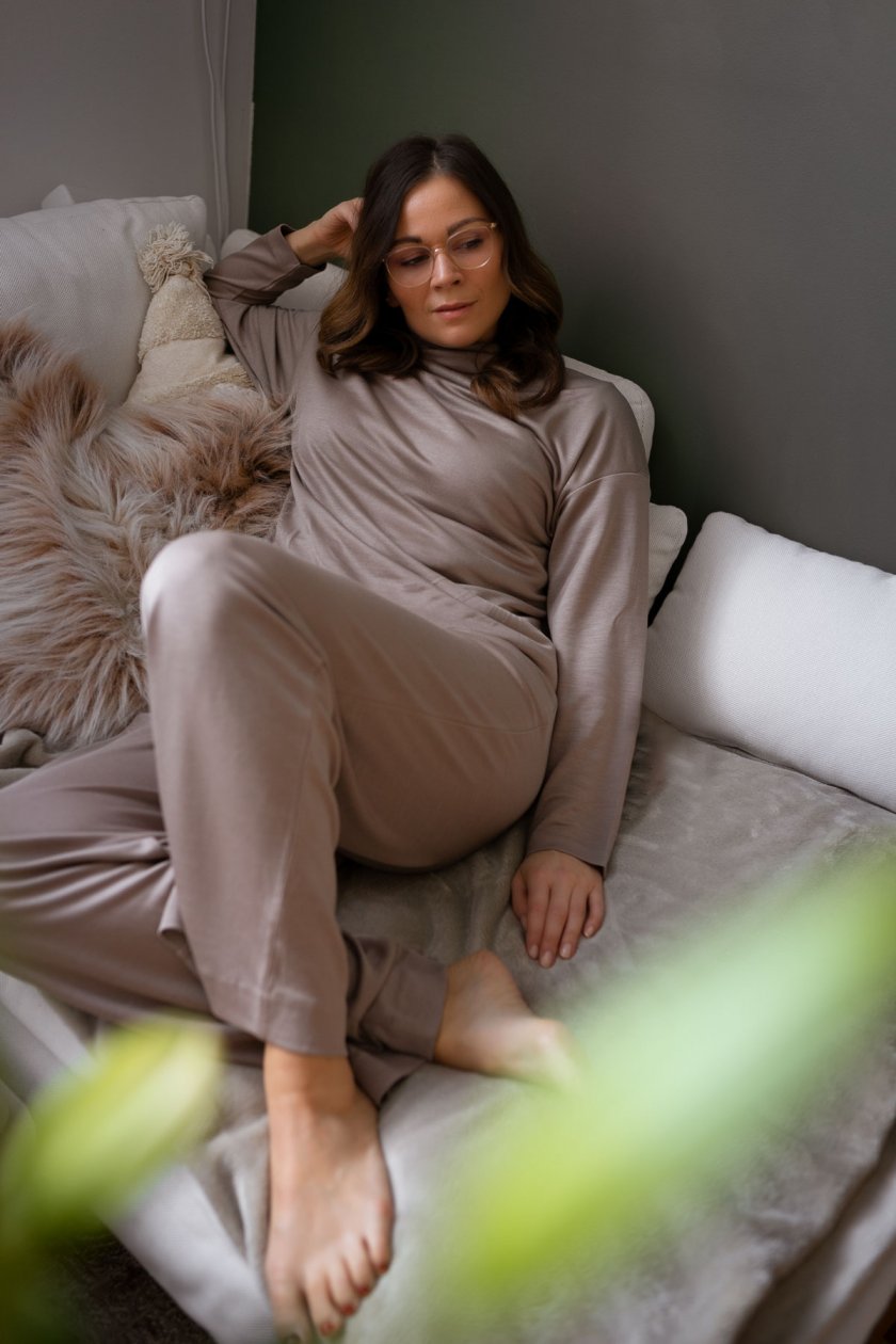 Athflow Outfit. Einen stilvollen Loungewear Look zeige ich euch auf dem Modeblog. Zudem findet ihr dort weitere zeitlose Homestyles zum Nachshoppen. | www.kleidermaedchen.de