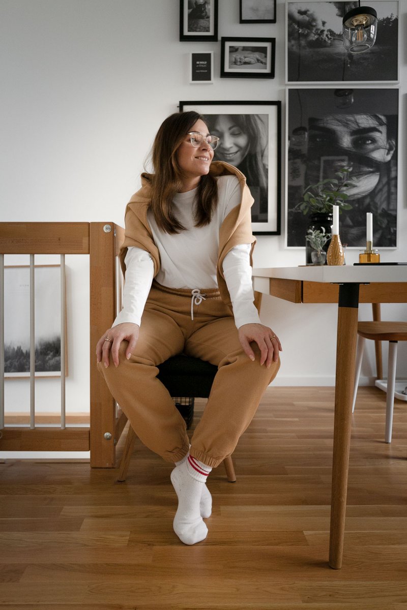 Loungewear Styles zum Wohlfühlen. Auf dem Modeblog zeige ich euch 3 Jogging-Outfits für das ultimative Stay-at-home und Homeoffice Feeling, in denen ihr euch so richtig wohlfühlen könnt. | www.kleidermaedchen.de