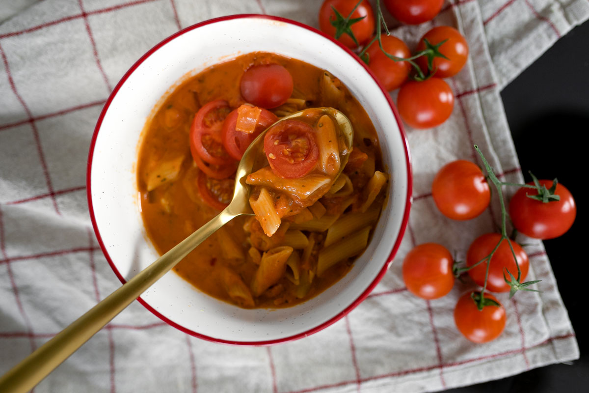 Schnelle vegane Tomatensuppe mit Dinkelnudeln - dieses leckere Gericht zaubern wir heute zusammen auf dem Food- und Lifestyleblog. Außerdem verrate ich euch, wie ihr aus der Suppe ohne Aufwand eine leckere Pasta kreiert. | www.kleidermaedchen.de