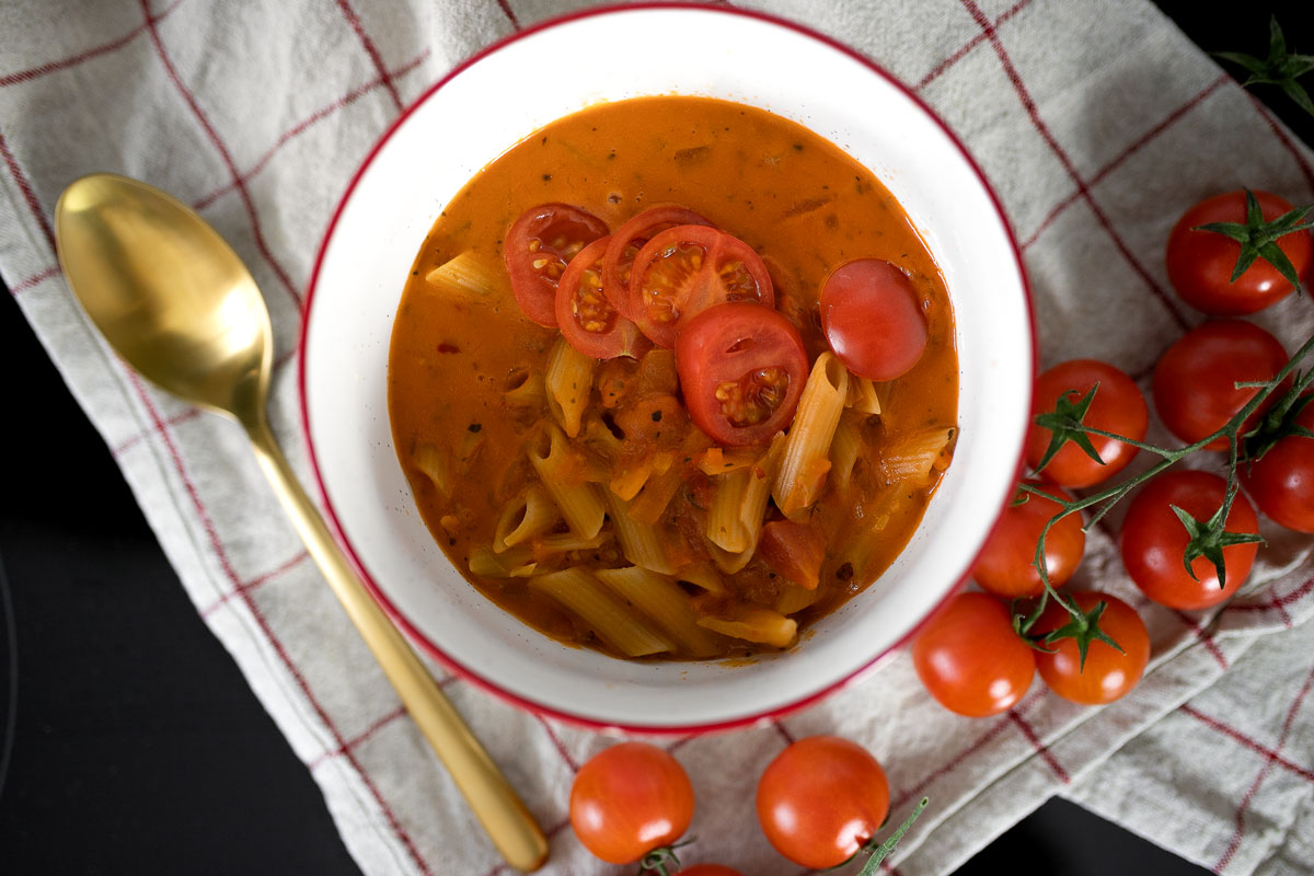 Schnelle vegane Tomatensuppe mit Dinkelnudeln - dieses leckere Gericht zaubern wir heute zusammen auf dem Food- und Lifestyleblog. Außerdem verrate ich euch, wie ihr aus der Suppe ohne Aufwand eine leckere Pasta kreiert. | www.kleidermaedchen.de