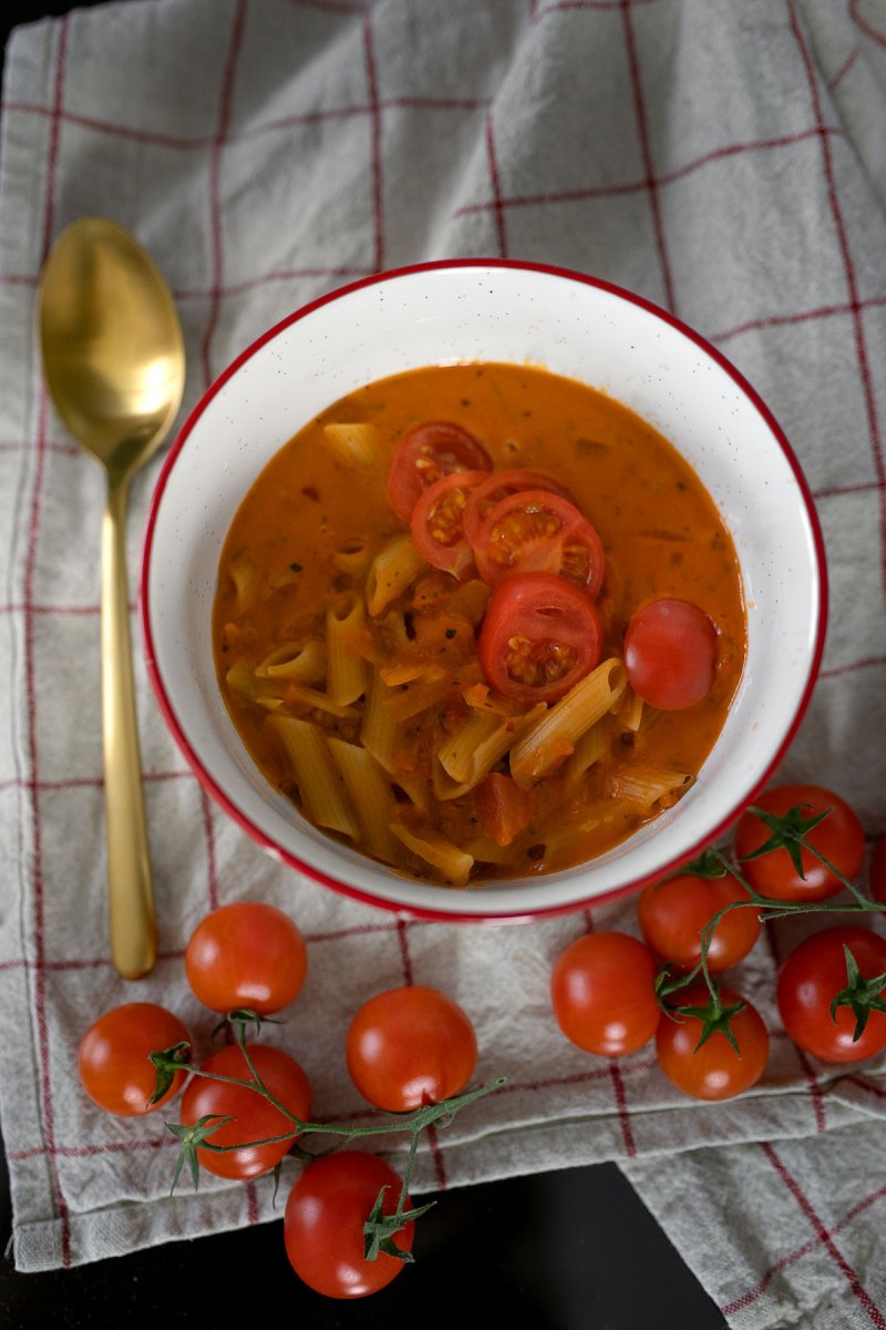 Schnelle vegane Tomatensuppe mit Dinkelnudeln - dieses leckere Gericht zaubern wir heute zusammen auf dem Food- und Lifestyleblog. Außerdem verrate ich euch, wie ihr aus der Suppe ohne Aufwand eine leckere Pasta kreiert. | www.kleidermaedchen.de