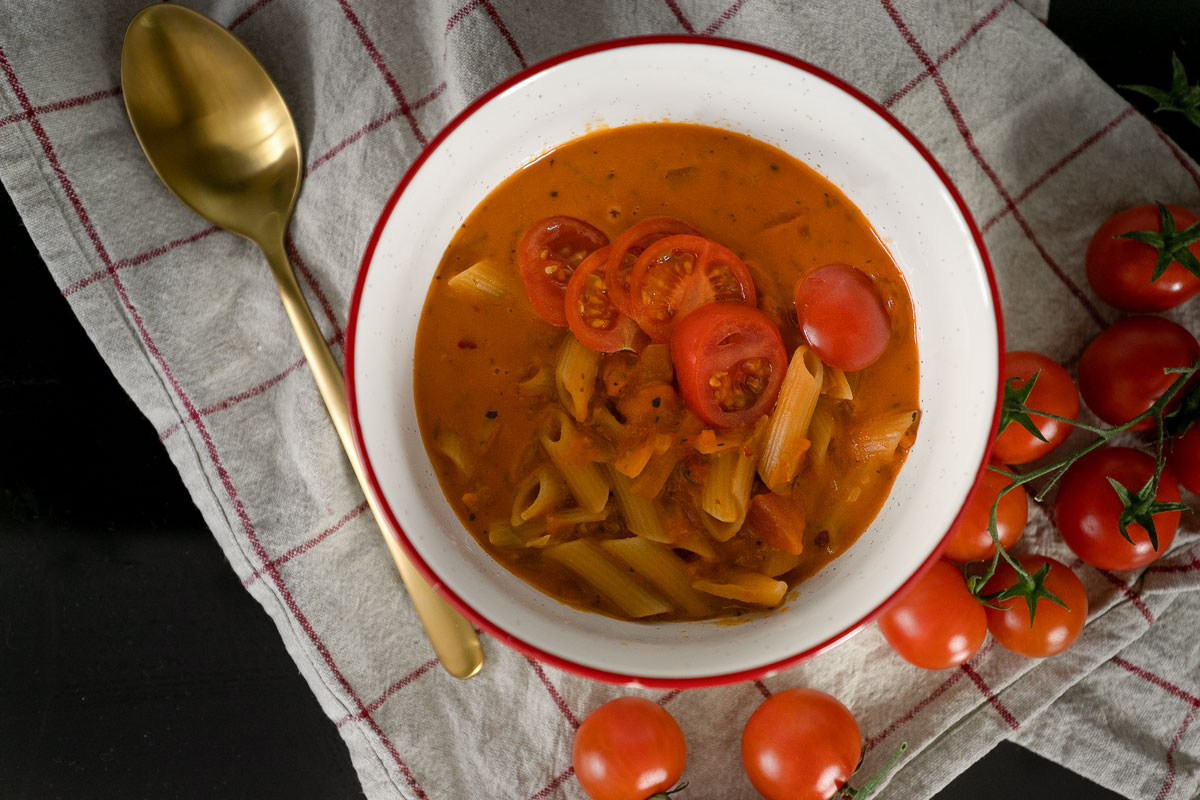 Schnelle vegane Tomatensuppe mit Dinkelnudeln - dieses leckere Gericht zaubern wir heute zusammen auf dem Food- und Lifestyleblog. Außerdem verrate ich euch, wie ihr aus der Suppe ohne Aufwand eine leckere Pasta kreiert. | www.kleidermaedchen.de