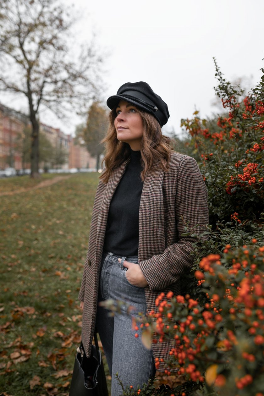 Winter Outfit mit kariertem Blazer, Baker Boy Mütze und gerader Levis Jeans. Diesen Alltagsstyle findet ihr auf dem Modeblog so wie weitere Outfitinspirationen für den Alltag. | www.kleidermaedchen.de