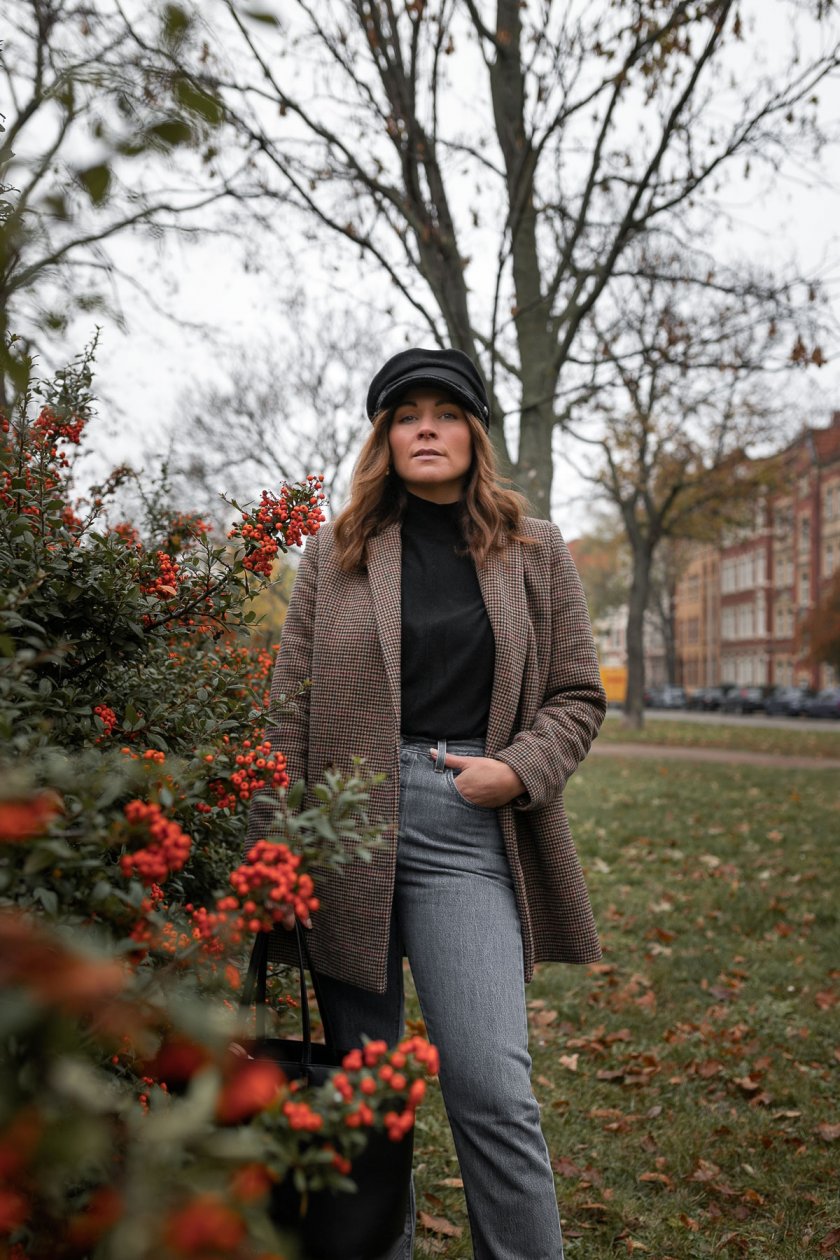 Winter Outfit mit kariertem Blazer, Baker Boy Mütze und gerader Levis Jeans. Diesen Alltagsstyle findet ihr auf dem Modeblog so wie weitere Outfitinspirationen für den Alltag. | www.kleidermaedchen.de