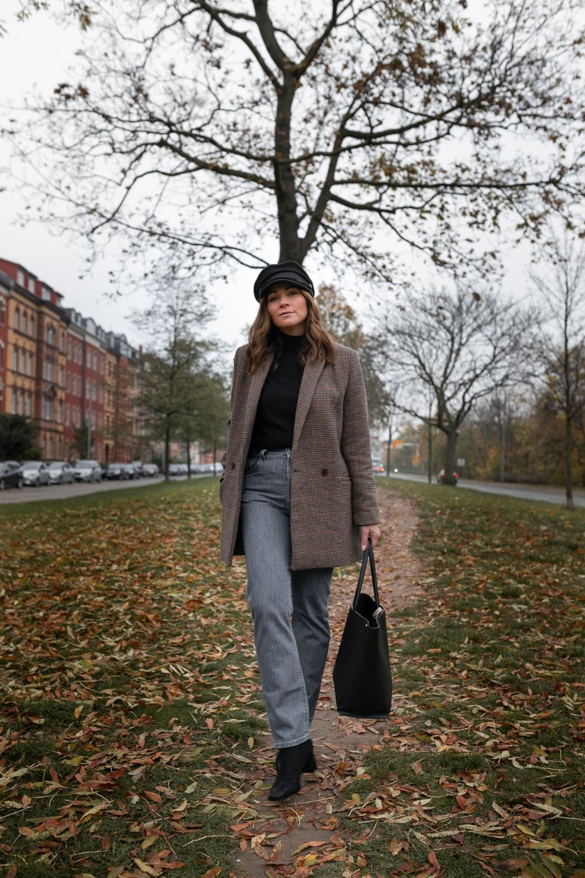 Winter Outfit mit kariertem Blazer, Baker Boy Mütze und gerader Levis Jeans. Diesen Alltagsstyle findet ihr auf dem Modeblog so wie weitere Outfitinspirationen für den Alltag. | www.kleidermaedchen.de