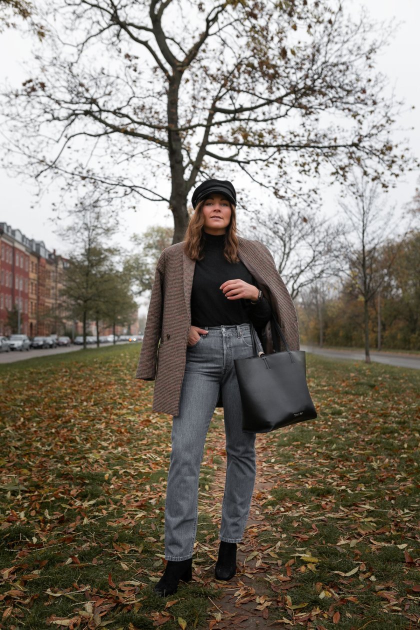 Winter Outfit mit kariertem Blazer, Baker Boy Mütze und gerader Levis Jeans. Diesen Alltagsstyle findet ihr auf dem Modeblog so wie weitere Outfitinspirationen für den Alltag. | www.kleidermaedchen.de