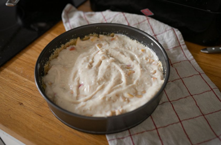 Veganer Apfel-Streusel-Pudding-Kuchen - dieses leckere Rezept backen wir heute zusammen auf dem Food- und Lifestyleblog. Ihr liebt Kuchen genauso sehr wie ich, dann kommt mit mir in die Küche. | www.kleidermaedchen.de