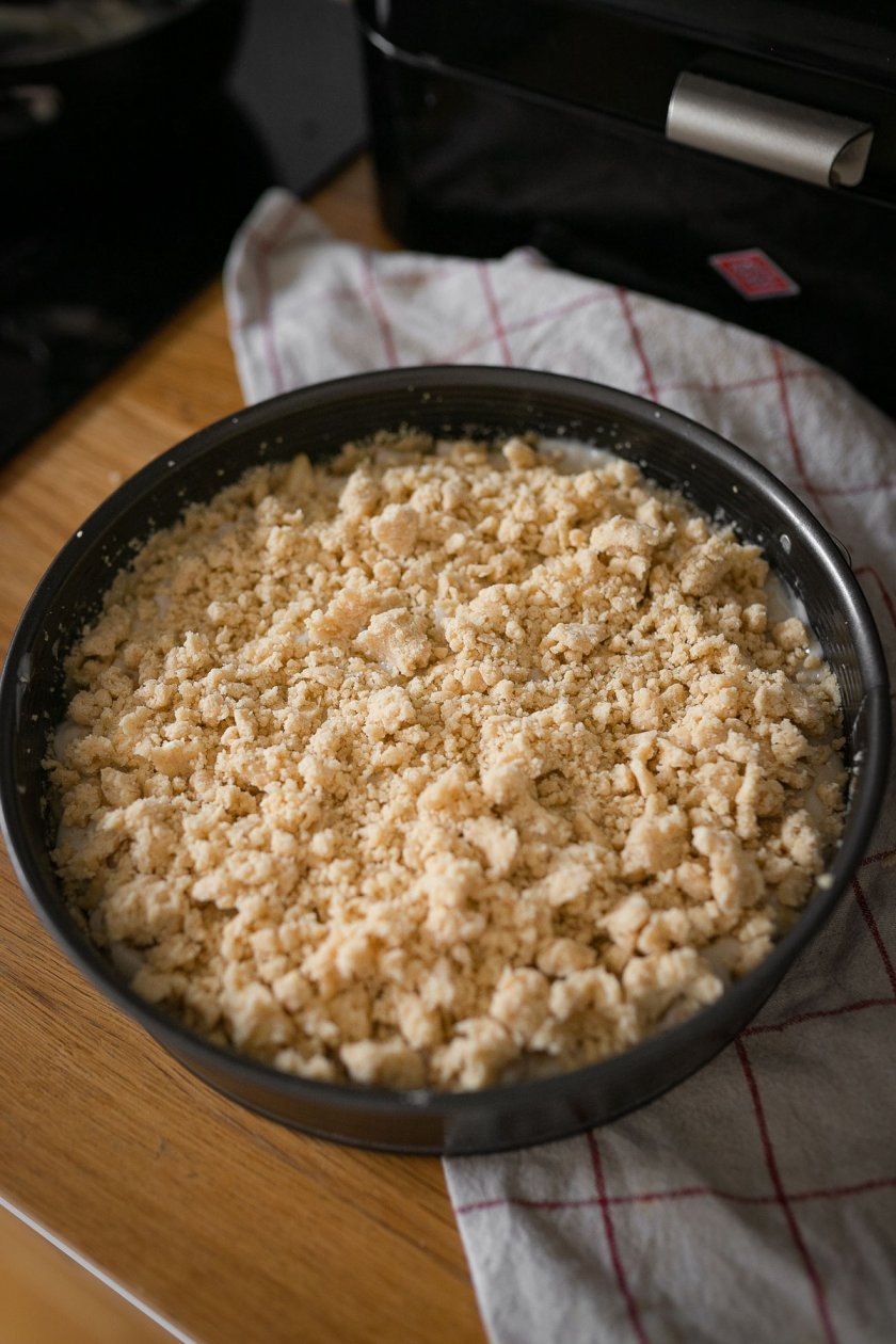 Veganer Apfel-Streusel-Pudding-Kuchen - dieses leckere Rezept backen wir heute zusammen auf dem Food- und Lifestyleblog. Ihr liebt Kuchen genauso sehr wie ich, dann kommt mit mir in die Küche. | www.kleidermaedchen.de