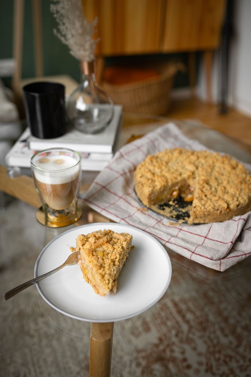 Veganer Apfel-Streusel-Pudding-Kuchen - dieses leckere Rezept backen wir heute zusammen auf dem Food- und Lifestyleblog. Ihr liebt Kuchen genauso sehr wie ich, dann kommt mit mir in die Küche. | www.kleidermaedchen.de