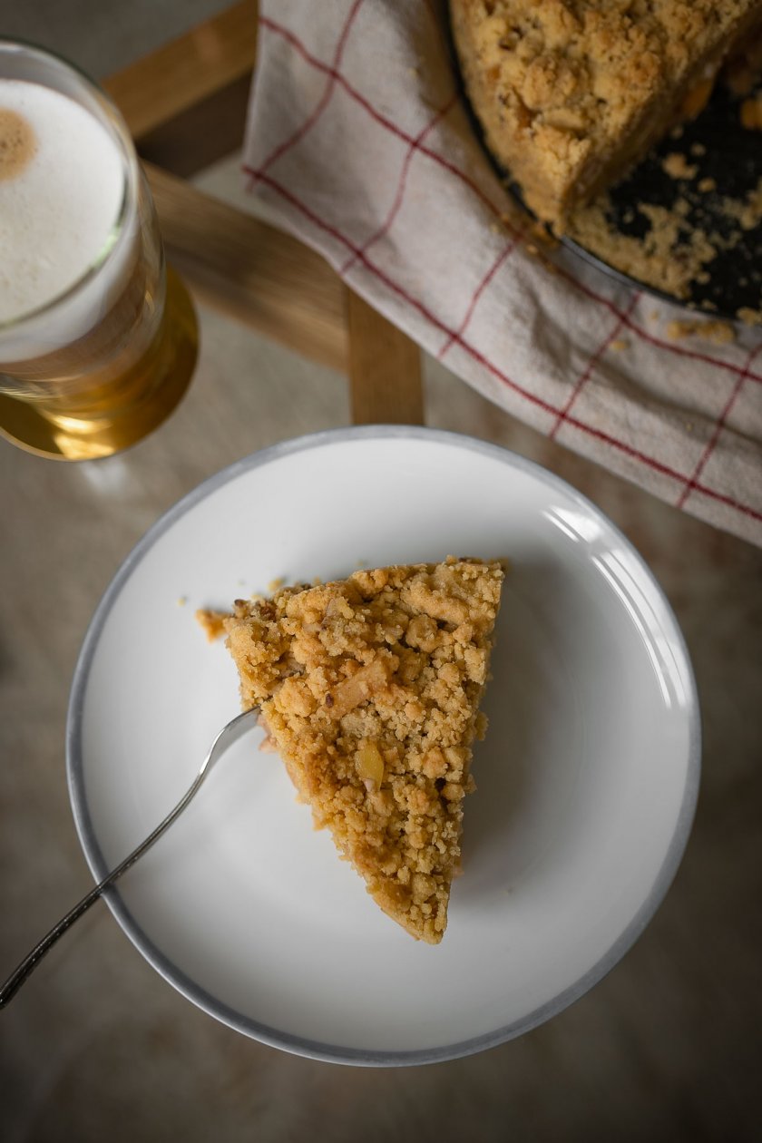 Veganer Apfel-Streusel-Pudding-Kuchen - dieses leckere Rezept backen wir heute zusammen auf dem Food- und Lifestyleblog. Ihr liebt Kuchen genauso sehr wie ich, dann kommt mit mir in die Küche. | www.kleidermaedchen.de