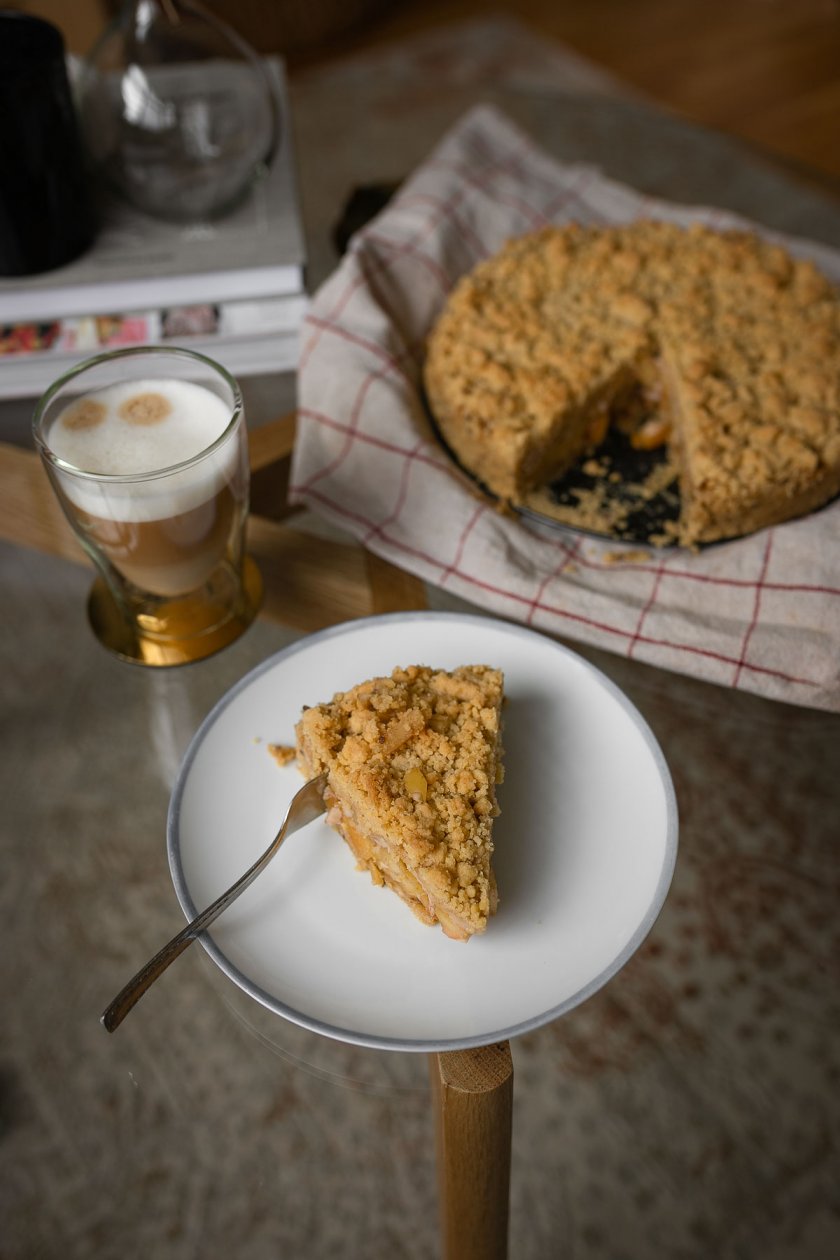 Veganer Apfel-Streusel-Pudding-Kuchen - dieses leckere Rezept backen wir heute zusammen auf dem Food- und Lifestyleblog. Ihr liebt Kuchen genauso sehr wie ich, dann kommt mit mir in die Küche. | www.kleidermaedchen.de