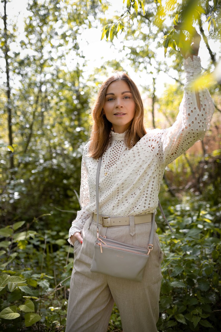 Frühlings Outfit. Ein stilvolles Frühlingsoutfit mit Blazer zeige ich euch auf dem Modeblog. Außerdem verrate ich euch, was meine liebsten Blusen im Frühling 2021 sind | www.kleidermaedchen.de