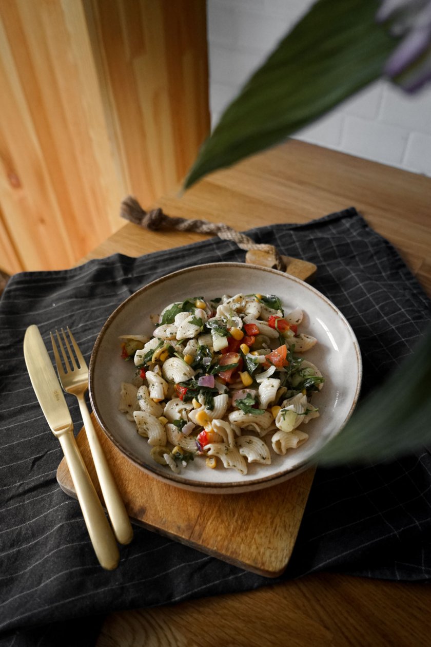 Veganer Nudelsalat mit Mais, Tomaten, Paprika, Oliven und frischen Kräutern - klingt das nicht verlockend? Der Salat ist schnell zubereitet und passt zu jedem Grillabend dazu. | www.kleidermaedchen.de