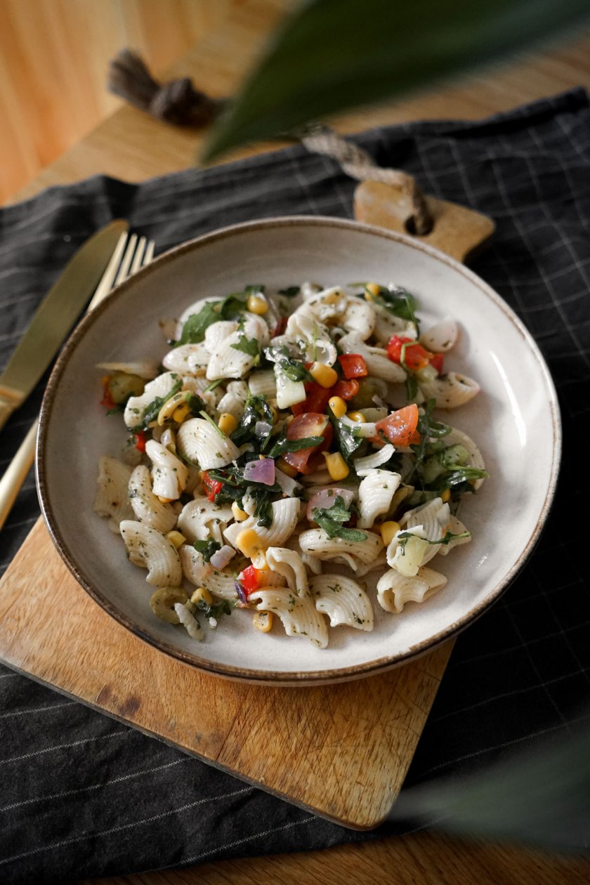 Veganer Nudelsalat mit Mais, Tomaten, Paprika, Oliven und frischen Kräutern - klingt das nicht verlockend? Der Salat ist schnell zubereitet und passt zu jedem Grillabend dazu. | www.kleidermaedchen.de